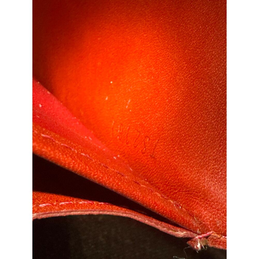 Louis Vuitton Monogram Vernis Sarah Wallet in Pomme D’Amour - Picture 8 of 10